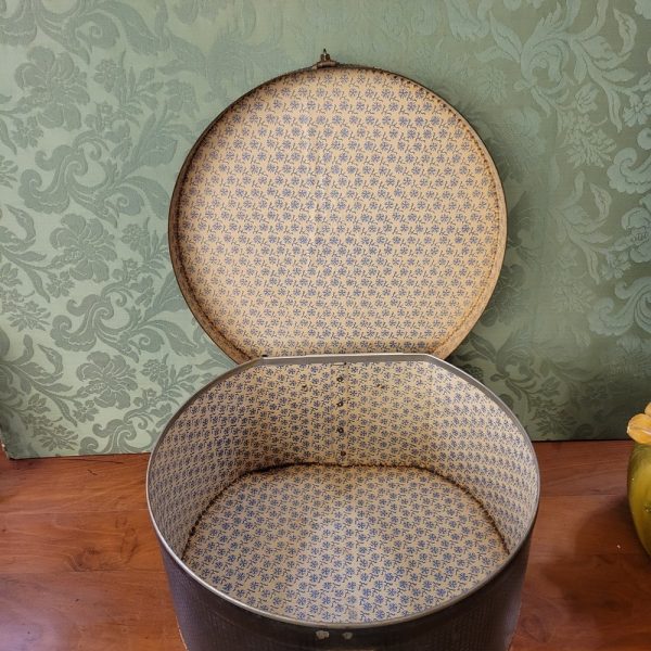 Boîte à Chapeau et Chapeau Haut-de-Forme Chapellerie Vallentin à Lille