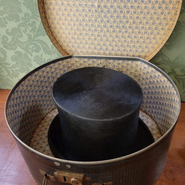 Boîte à Chapeau et Chapeau Haut-de-Forme Chapellerie Vallentin à Lille