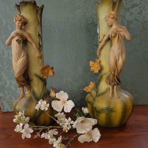 Paire de Hauts Vases Art-Nouveau Nymphes, Terre Cuite Patinée Epoque 1900