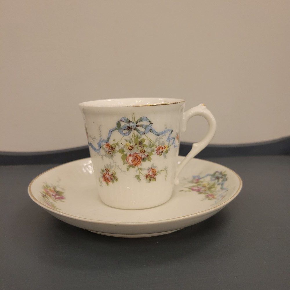 6 Tasses et Sucrier Porcelaine Ancienne