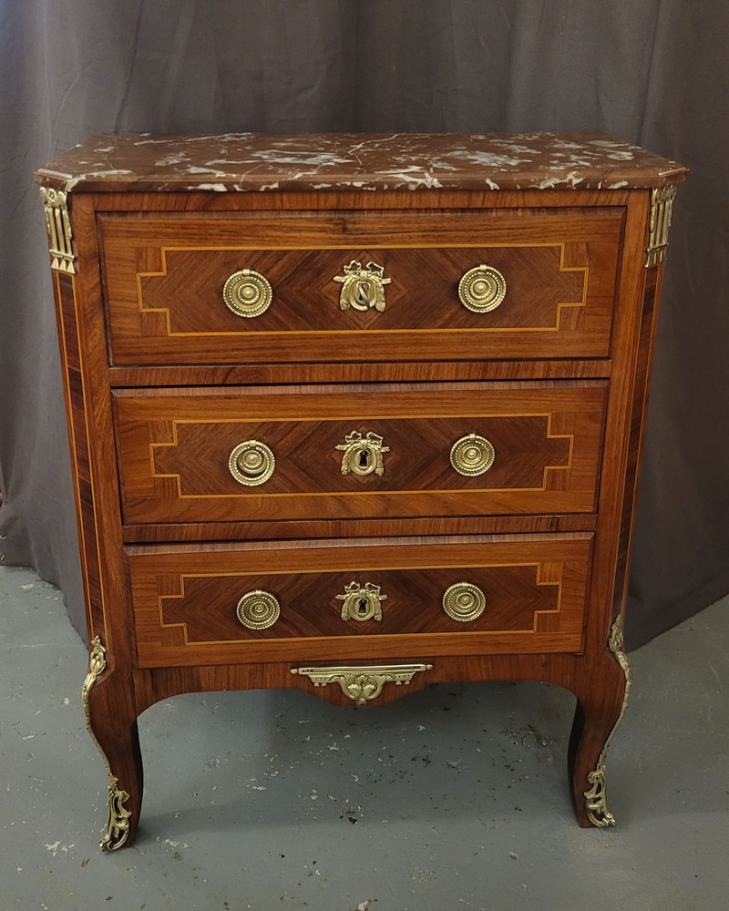 Petite Commode Style Transition