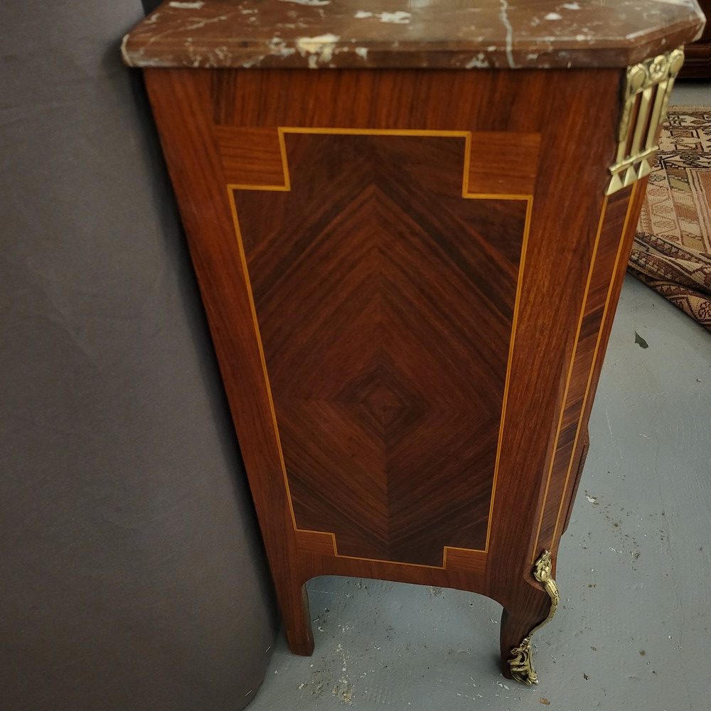 Petite Commode Style Transition