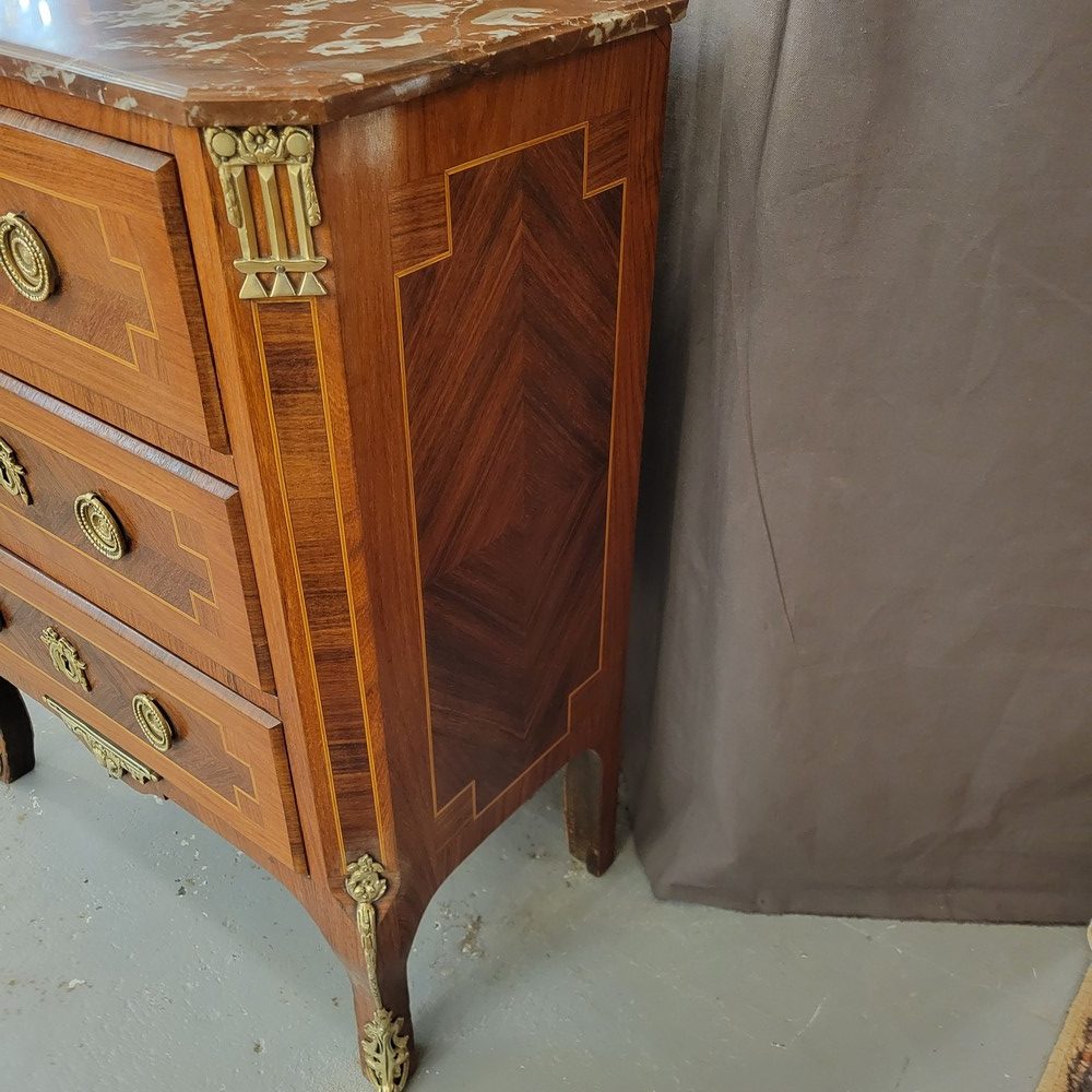 Petite Commode Style Transition
