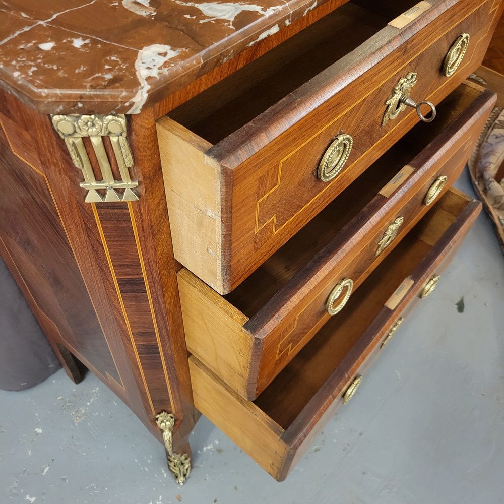 Petite Commode Style Transition