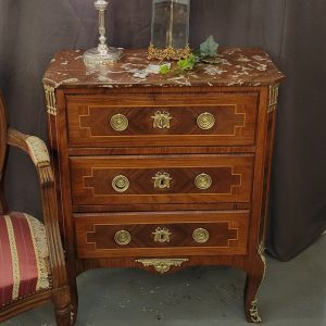 Petite Commode Style Transition