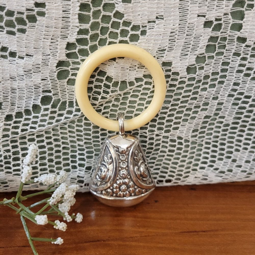 Hochet ,bébé ,métal argenté, époque 1950