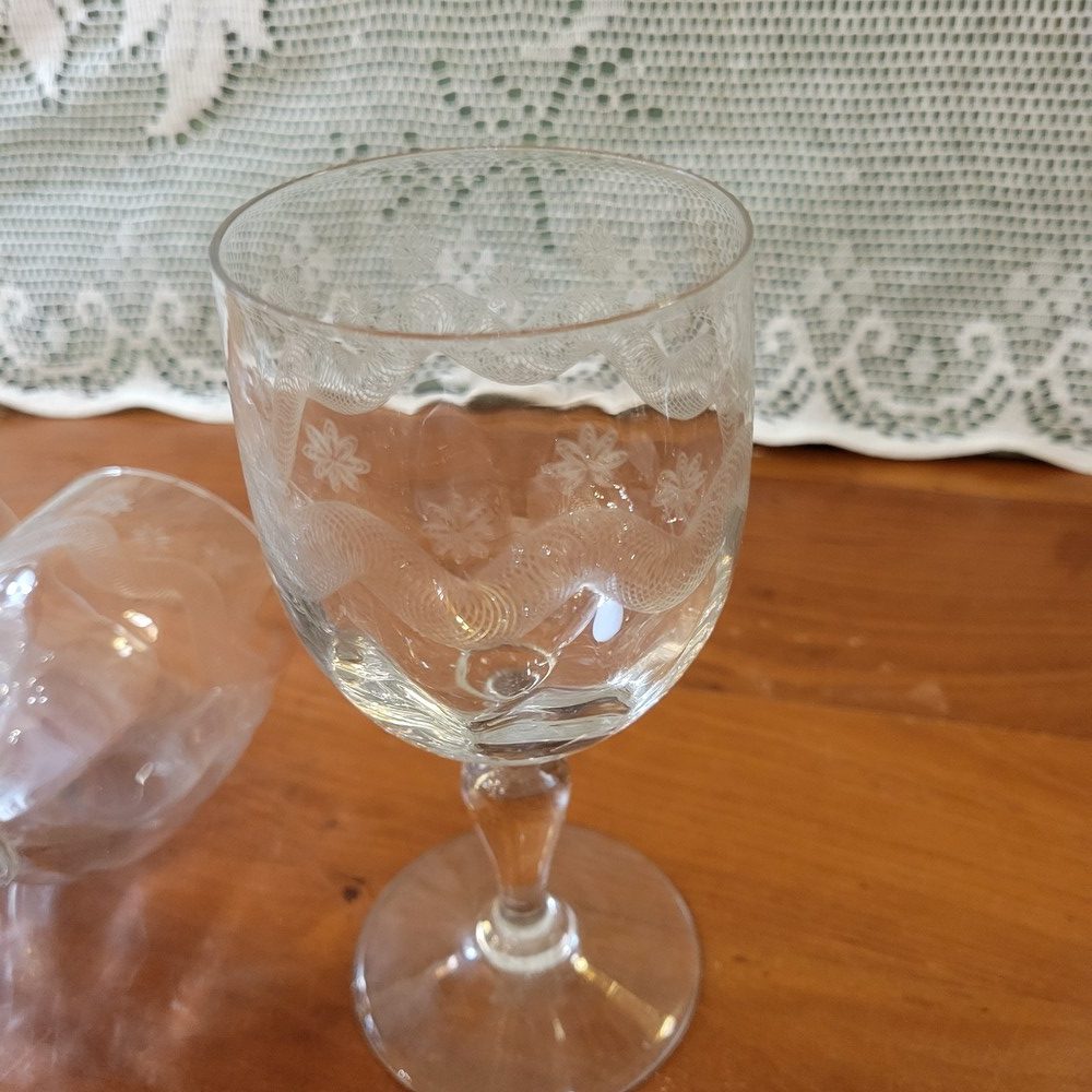 4 Verres à Pied Verre Soufflé et Gravé