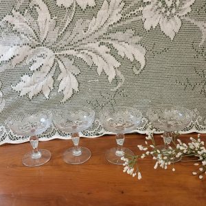 4 Coupes à Champagne Verre Soufflé et Gravé