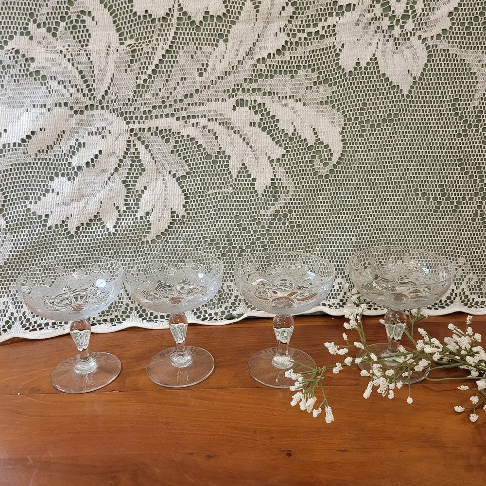 4 Coupes à Champagne Verre Soufflé et Gravé