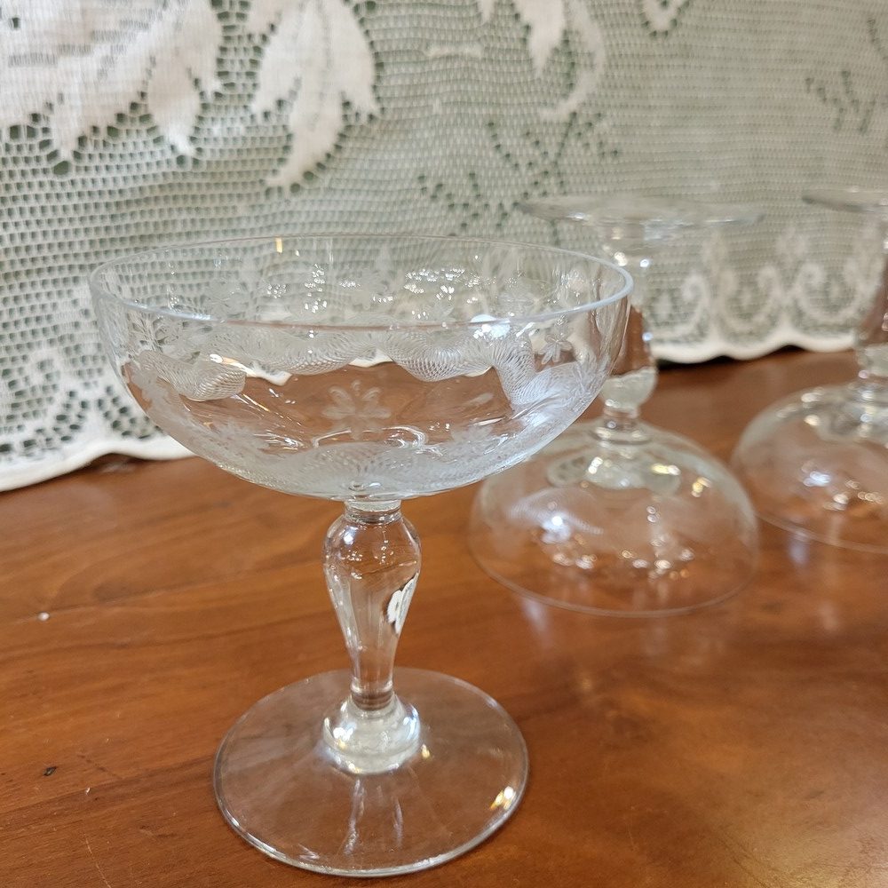4 Coupes à Champagne Verre Soufflé et Gravé