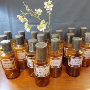 18 Flacons de Pharmacie Verre soufflé et gravé époque XIXè