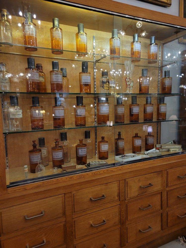 Flacons de Pharmacie Verre soufflé et gravé époque XIXè