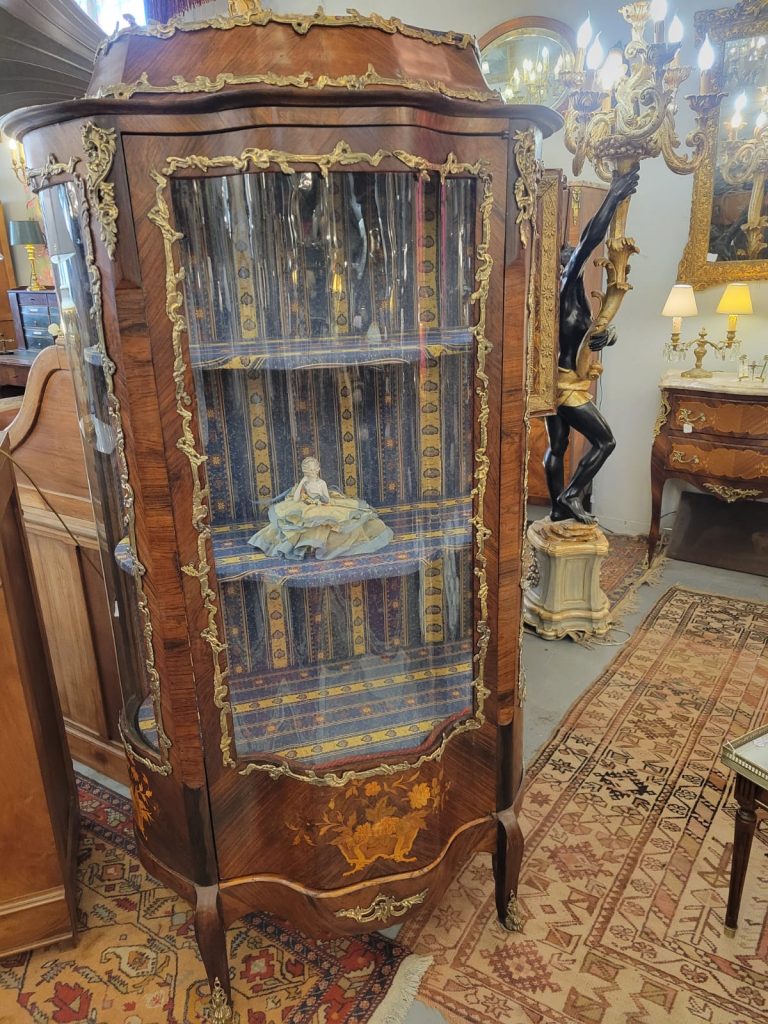 Vitrine Galbée et Marquetée de Style Napoléon III, Décor Fleuri