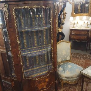 Vitrine Galbée et Marquetée de Style Napoléon III, Décor Fleuri