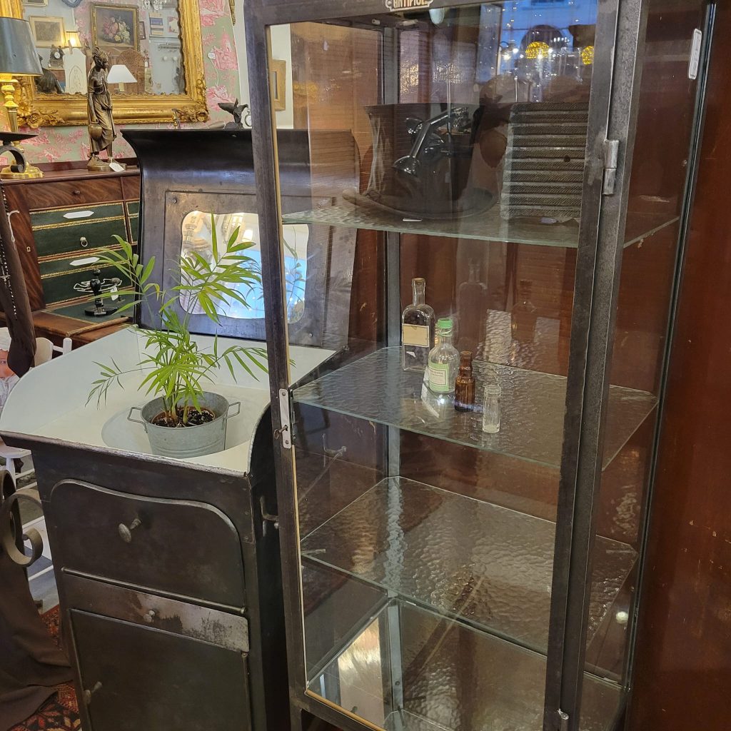 Vitrine de Dentiste, années 30 Acier Brossé et Verre Cathédrale