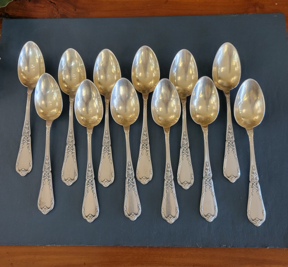 12 Petites Cuillères à Dessert, anciennes, fines et raffinées