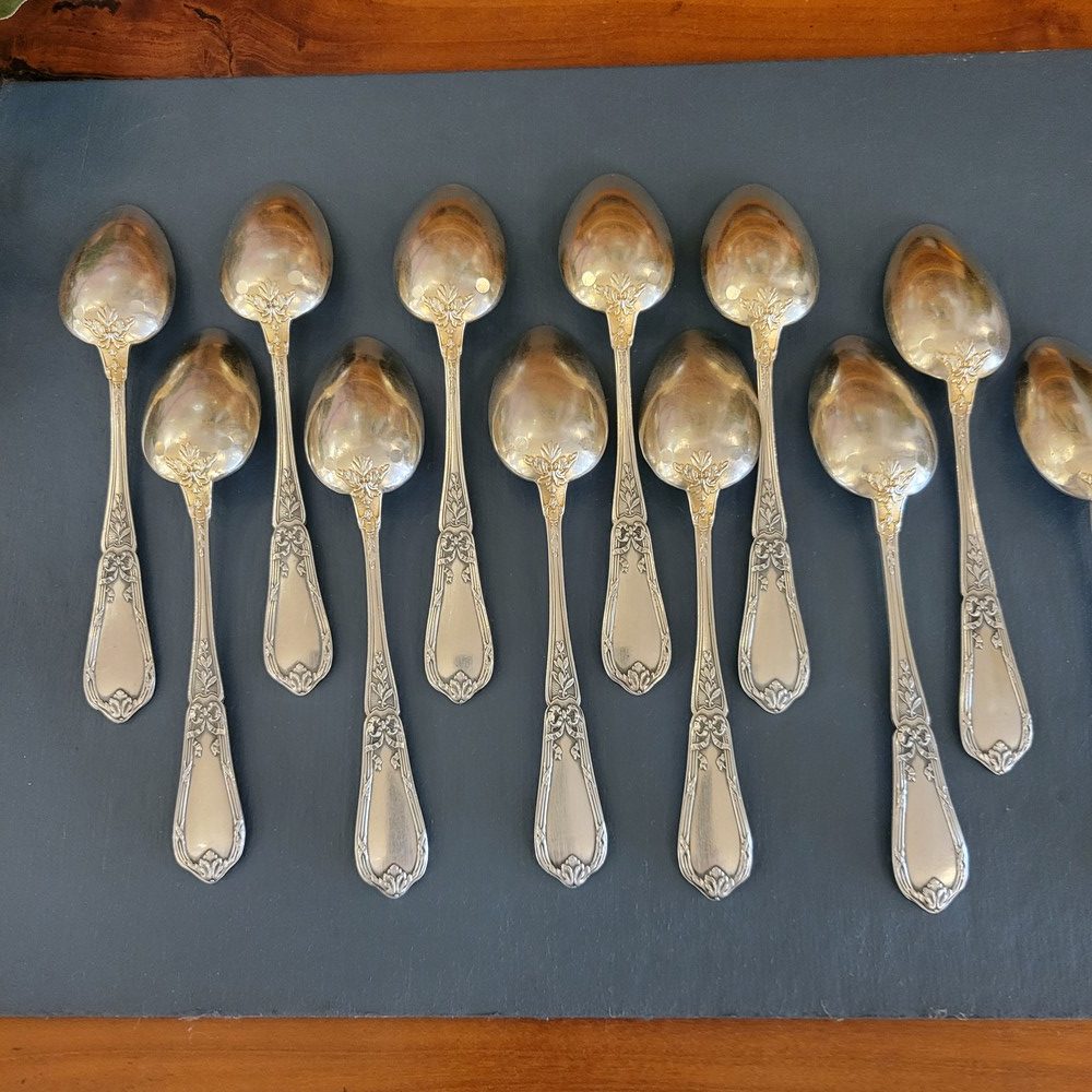 12 Petites Cuillères à Dessert, anciennes, fines et raffinées