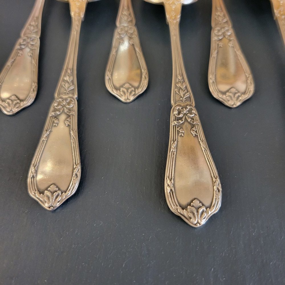 12 Petites Cuillères à Dessert, anciennes, fines et raffinées
