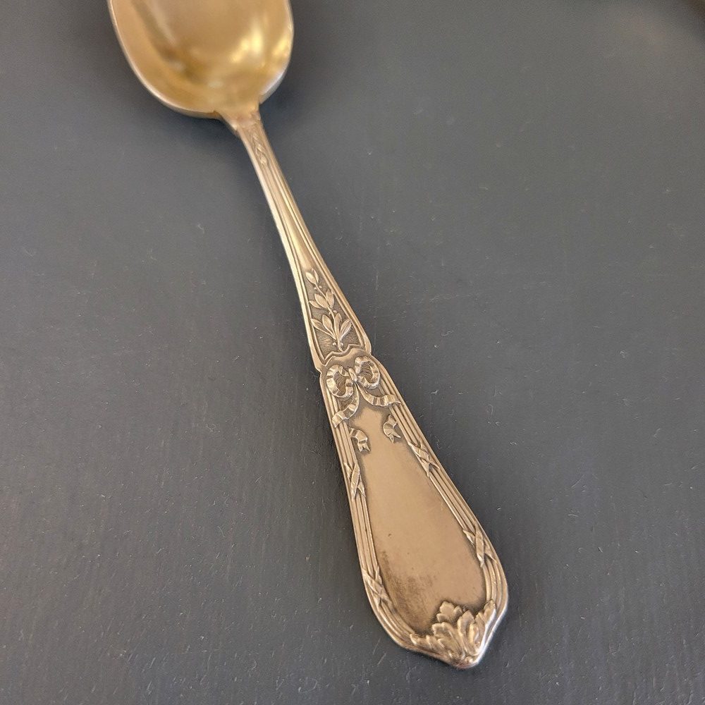 12 Petites Cuillères à Dessert, anciennes, fines et raffinées