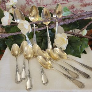 12 Petites Cuillères à Dessert, anciennes, fines et raffinées