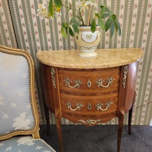 Commode d'entre-Deux, Demi-Lune