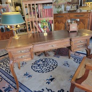 Bureau Plat Louis XV Noyer Sculpté
